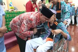 Bupati Manokwari peluk satu jamaah calon haji lanjut usia