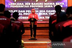 Gubernur Jatim beri lencana Jer Basuki Mawa Beya untuk atlet