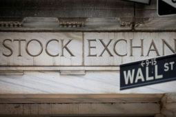 Wall Street ditutup menguat di tengah perdebatan langkah Fed selanjutnya