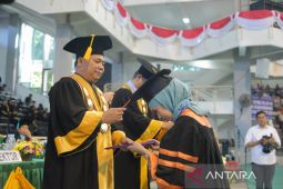 Rektor wisuda 654 mahasiswa Unimed