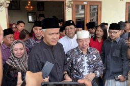 Ganjar Pranowo diskusi kebangsaan saat silaturahmi ke pimpinan Pesantren Buntet