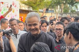Ganjar melukis kaos saat temu milenial Cirebon, Grafolog sebut Ganjar sosok gesit dan teliti