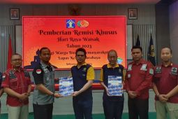Sebanyak 25 narapidana buddhis di Jatim terima remisi khusus Waisak