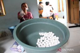 Produksi jajanan tradisional brondong ketan