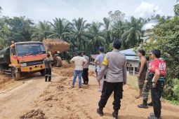 Sempat longsor, jalan lintas pedalaman Aceh Timur kembali normal