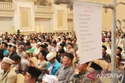 Gubernur Khofifah tuntaskan penyaluran tunjangan kehormatan imam masjid