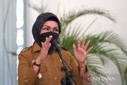 Wabup Bone Bolango serahkan bantuan untuk pengembangan usaha kecil