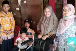 Pemkab Mukomuko bagikan 22 kursi roda untuk penyandang disabilitas