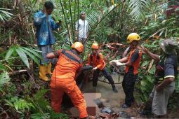 SAR evakuasi jasad wanita lansia yang hilang tujuh  hari
