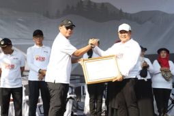 Bupati Hendy raih penghargaan dari Mensos terkait penanganan bencana