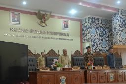 Molen sampaikan dua Raperda dalam Rapat Paripurna di DPRD Pangkalpinang