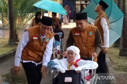 Calhaj Kloter 13 ditunda  berangkat ke Madinah karena hamil