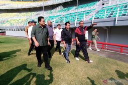 Jelang laga lawan Palestina, Ketum PSSI pantau kesiapan Stadion GBT