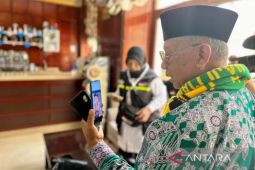 Petugas haji bantu antar pulang jamaah hingga aktifkan paket telepon