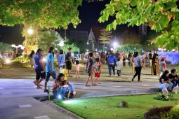 Taman Surya Surabaya setiap malam tak pernah sepi pengunjung