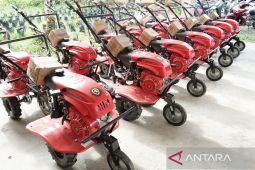 Pemerintah Kabupaten Penajam bantu 34 mesin bajak dan pupuk  agar produksi tani naik