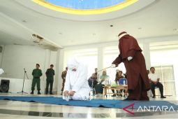 Pelaku zina yang digerebek dalam mobil jalani hukuman cambuk di Taman Bustanussalatin Banda Aceh