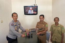 Kades Wirang Serahkan senpi rakitan ke Polres Tabalong