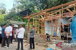 Eni, janda tua warga Parak Anau Solok bahagia saat rumahnya "dibedah" taruna Latsitardanus XLIII