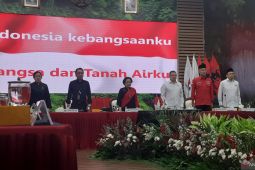 Hasto sambut kedatangan pengurus Perindo di Kantor PDI Perjuangan dengan pantun