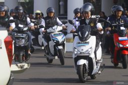 Pimpinan PLN bareng Gubernur Jatim konvoi motor listrik dan tanam mangrove