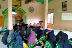 Dosen-mahasiswa Unja gelar edukasi kesehatan pada siswi ponpes
