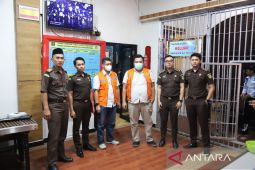 Kejati Kaltim tahan dua tersangka kasus korupsi proyek jalan di Kukar