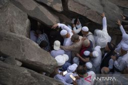 Aksi vandalisme di bebatuan Gua Hira dengan tulisan "Depok"