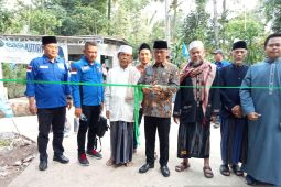 Yandri Susanto resmikan jalan lingkungan di Pandeglang