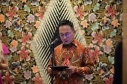 Batik rancangan Iwan Tirta didonasikan untuk National Gallery Sofia di Bulgaria