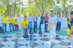 Bupati Gorontalo Utara menggelar turnamen catur raksasa
