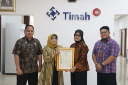 Kemenkumham Babel serahkan Surat Pencatatan Ciptaan Buku "Mapur Mendulang Kisah Meraup Berkah" kepada PT Timah