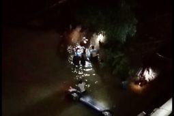 Balita tewas usai mobil ditumpangi sekeluarga tercebur di Jembatan Lampihong