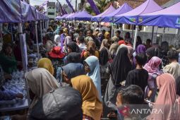 Pembagian jajanan gratis di Ciamis