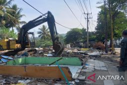 Petugas tertibkan sejumlah bangunan di Palabuhanratu untuk dijadikan RTH