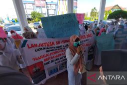 Puluhan tenaga kesehatan kembali berunjuk rasa di Lhokseumawe tolak dirumahkan
