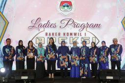 Kahiyang Ayu  hadiri Ladies Program dan kunjungi stan UMKM Dekranasda