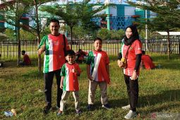 Sejumlah suporter Indonesia bawa atribut Palestina