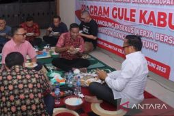 Pj Gubernur Babel terkesan tradisi makan bedulang warga Senyubuk