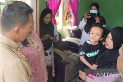 Pj Gubernur Babel kunjungi keluarga stunting Desa Senyubuk
