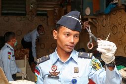 Petugas Lapas Madiun geledah kamar narapidana cegah gangguan keamanan