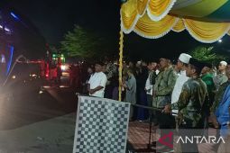 Diiringi alunan azan, bupati lepas calon haji