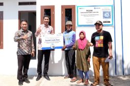 Peruri renovasi rumah dan sekolah