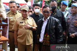 Dua Menteri  salurkan bantuan ke daerah perbatasan di Maluku