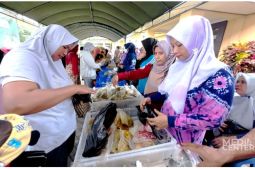 Warga Palam Cempaka Banjarbaru ramaikan pasar murah