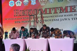 Bupati Sidoarjo tanda tangani rekomitmen penyelesaian TLRHP BPK