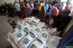 Penyaluran bantuan pangan di Sidoarjo