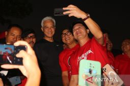 Ganjar Pranowo diserbu warga untuk swafoto saat lepas Fun Walk Bali