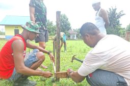 TNI bangun lapangan voli di Pulau Haruku  Maluku
