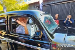 Di Bali, Ganjar Pranowo kendarai mobil bersejarah milik Fatmawati Soekarno